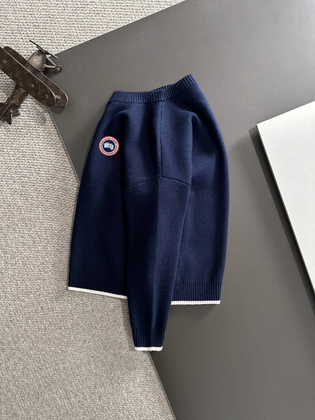 Next day shipping P360 Big Goose 2025 official website latest winter sweater, popular items are on sale at the counter simultaneously! Specially made of wool blended fabric. It feels comfortable and can be directly in contact with the skin. The logo badge is exquisitely embroidered, which is extremely eye-catching! The details highlight the fashionable charm of big brands. Exquisite workmanship. Three-dimensional cutting style. The wearing effect is invincible and handsome! All three standards are complete! Size: M-2XL